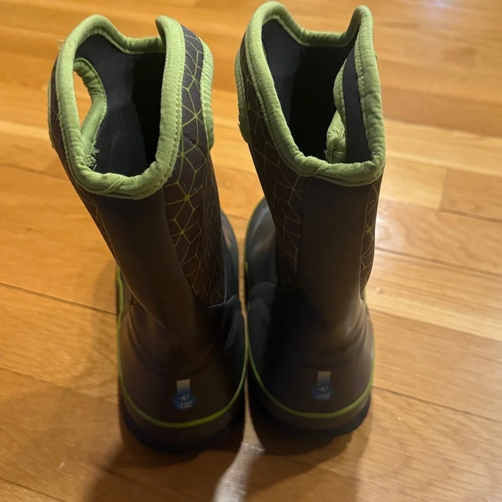 Bogs boys winter snow boots size 4 .